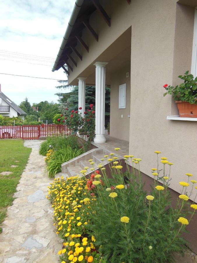 Viragos Apartman Balatonszárszó Exterior foto